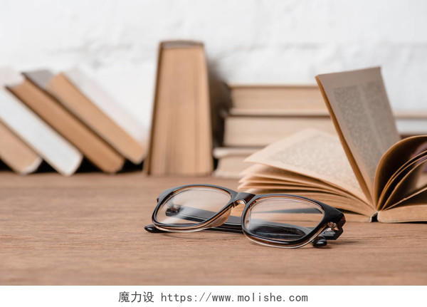木桌上眼镜和书籍的特写镜头读书分相会阅读世界读书日